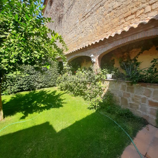 Foto fa00c215-882f-40a1-a9d5-bc6f2f5c0e4b. Casa adossada amb xemeneia aparcament piscina a Úbeda