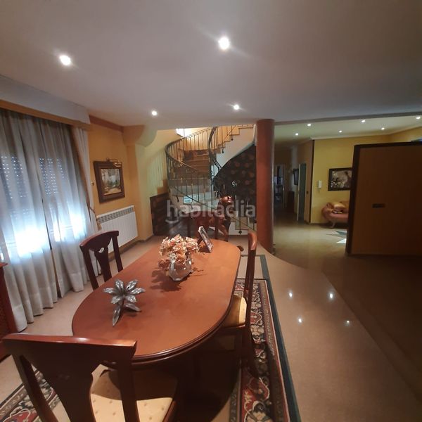 Foto fbfab5ca-88cb-495c-aefa-437cf8225c0a. Casa adossada amb xemeneia aparcament piscina a Úbeda