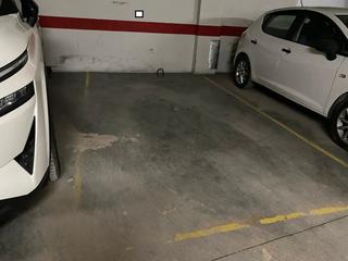 Car parking in Calle del Alcalde de la Cruz Ceballos