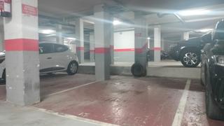 Autoparkplatz  Carrer de balmes. Plaza de aparcamiento en frente de mercadona-coche grande