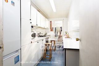 �tic a Trinitat Vella. Piso con terraza privada de 56 m� y vistas al castillo de torre