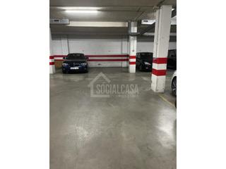 Lloguer Aparcament cotxe a Santa Rosa - Valdeolleros. En pleno vial.