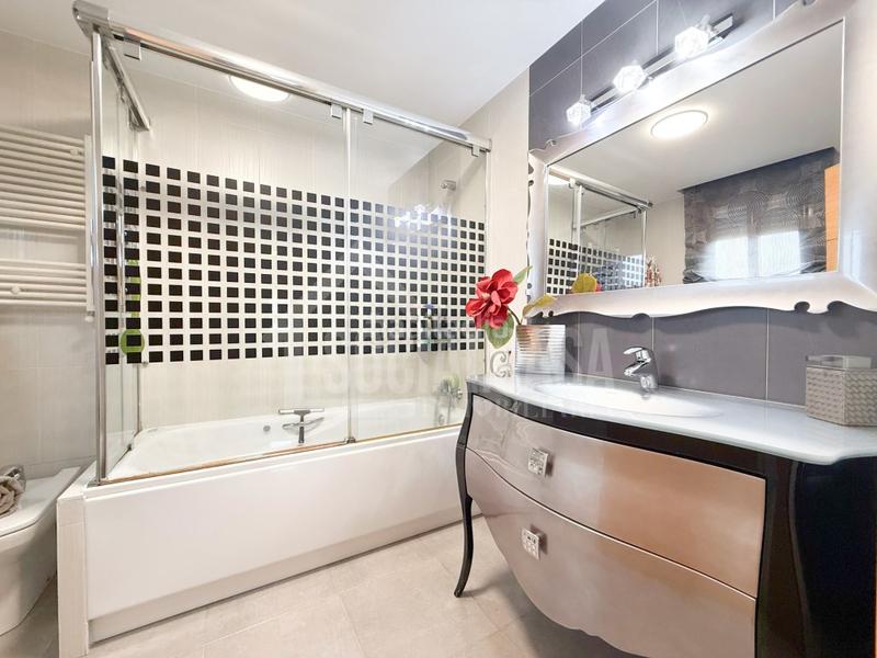 Foto 0de56904-ef57-47fc-ac74-687fc88f4d9e. Piso exclusiva vivienda amueblada con opción de 2 cocheras y trastero a 1 minuto de hipercor en Córdoba