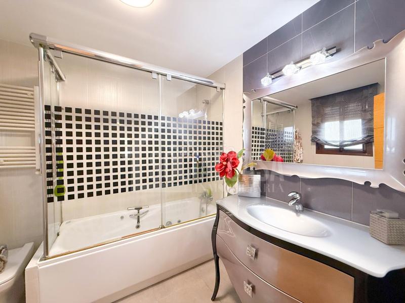 Foto 6373a7f6-8125-48c9-b515-b816b6daffde. Piso exclusiva vivienda amueblada con opción de 2 cocheras y trastero a 1 minuto de hipercor en Córdoba