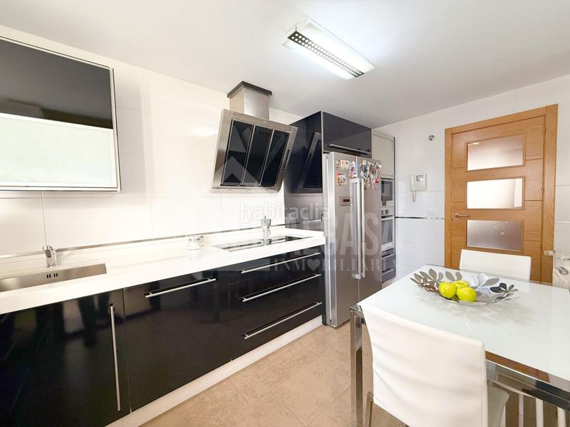 Foto 98259c2b-f230-43d3-989c-ddebb8949233. Piso exclusiva vivienda amueblada con opción de 2 cocheras y trastero a 1 minuto de hipercor en Córdoba