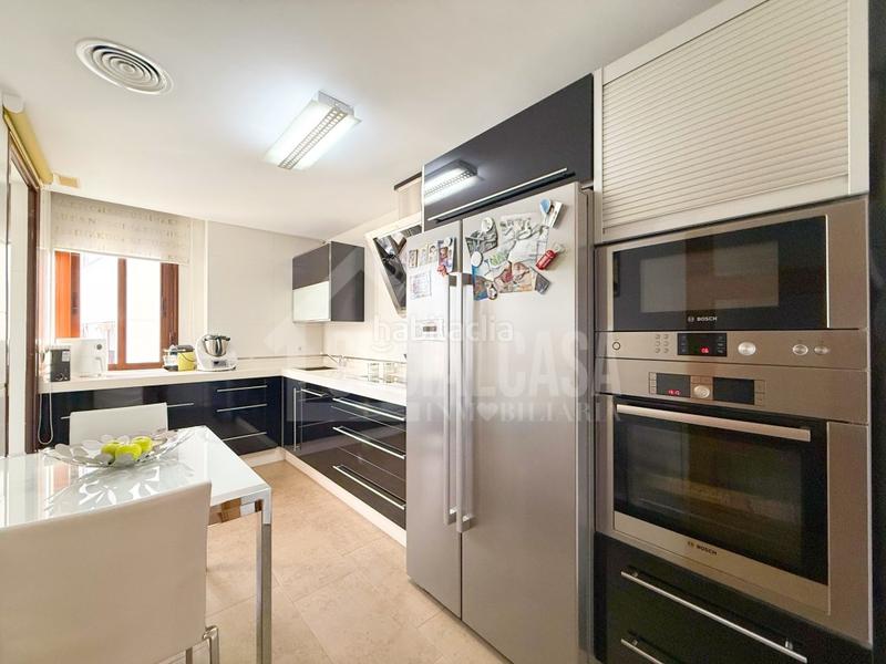 Foto a8bcf2ee-344f-477a-bd14-28a1d5590dcd. Piso exclusiva vivienda amueblada con opción de 2 cocheras y trastero a 1 minuto de hipercor en Córdoba