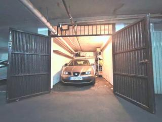 Parking coche  N/a. Amplia cochera cerrada en gran vía parque
