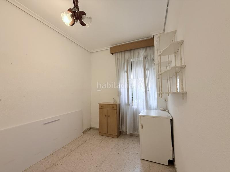 Foto 2de710e2-3229-4def-8aec-72e0d780f0ee. Piso descubre esta impresionante vivienda de generosas dimensiones y techos altos que ofrecen una sensación de amplitud inigualable. en Córdoba