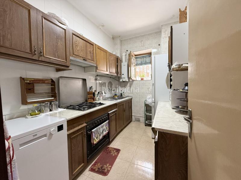 Foto 49bdb1f8-1ed2-458e-a853-2bb5922a9946. Piso descubre esta impresionante vivienda de generosas dimensiones y techos altos que ofrecen una sensación de amplitud inigualable. en Córdoba