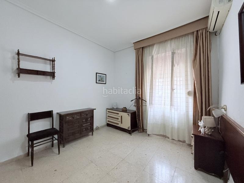 Foto 6af3b853-cdb0-49dc-8667-66a8c017b254. Piso descubre esta impresionante vivienda de generosas dimensiones y techos altos que ofrecen una sensación de amplitud inigualable. en Córdoba