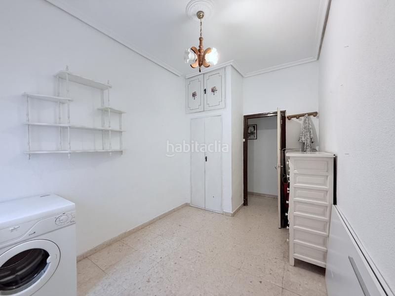 Foto 9f765a0b-7c34-4730-99f1-55b432146db3. Piso descubre esta impresionante vivienda de generosas dimensiones y techos altos que ofrecen una sensación de amplitud inigualable. en Córdoba