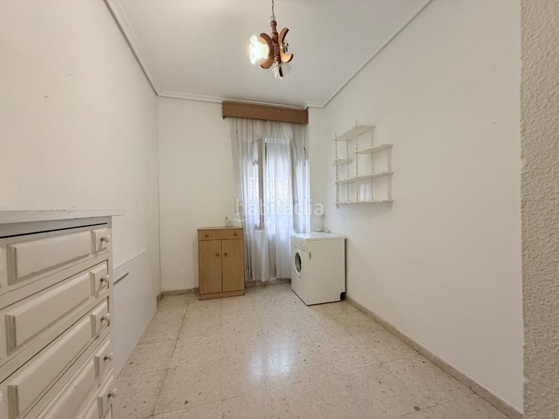 Foto b7c1d28f-d537-4983-9ee5-3cb4ea5a2844. Piso descubre esta impresionante vivienda de generosas dimensiones y techos altos que ofrecen una sensación de amplitud inigualable. en Córdoba