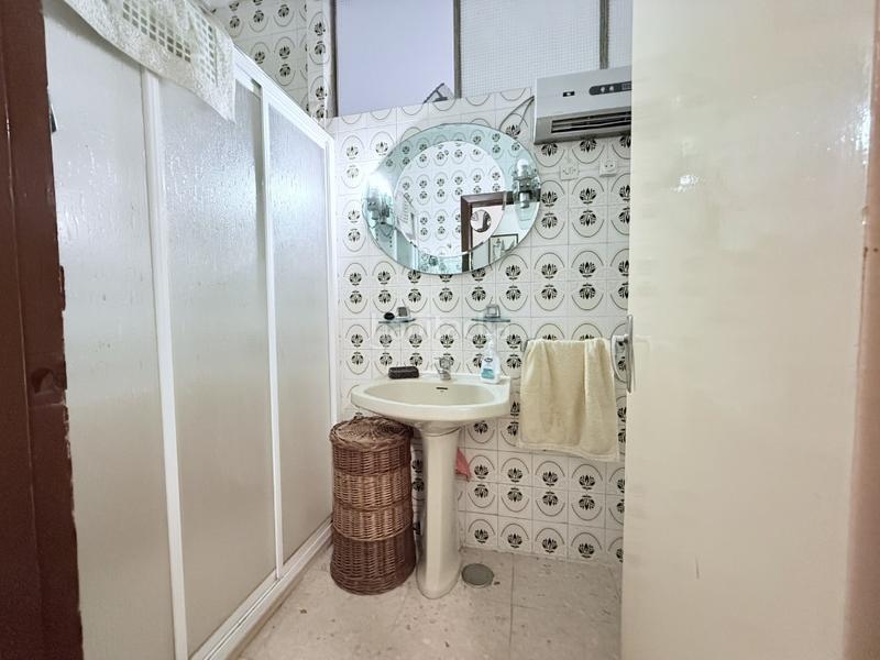 Foto d2b88de3-eb00-4412-b566-57ecebd75b9b. Piso descubre esta impresionante vivienda de generosas dimensiones y techos altos que ofrecen una sensación de amplitud inigualable. en Córdoba