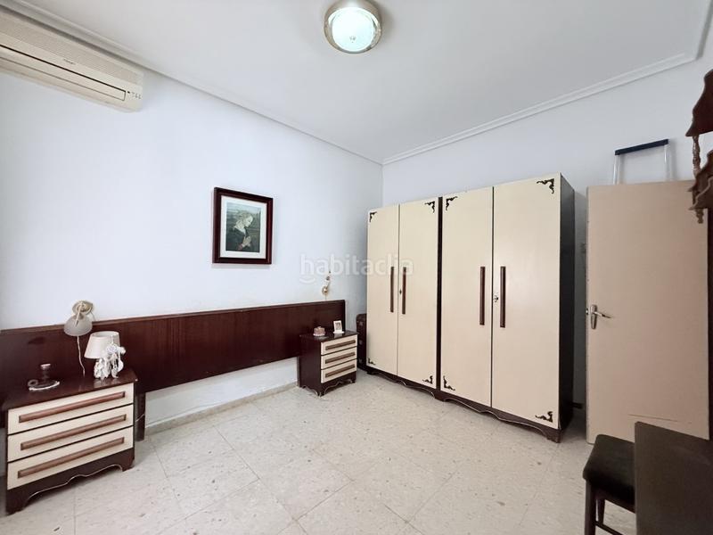 Foto ded13ad0-e16b-4d49-8bda-de2ac2bf0af6. Piso descubre esta impresionante vivienda de generosas dimensiones y techos altos que ofrecen una sensación de amplitud inigualable. en Córdoba
