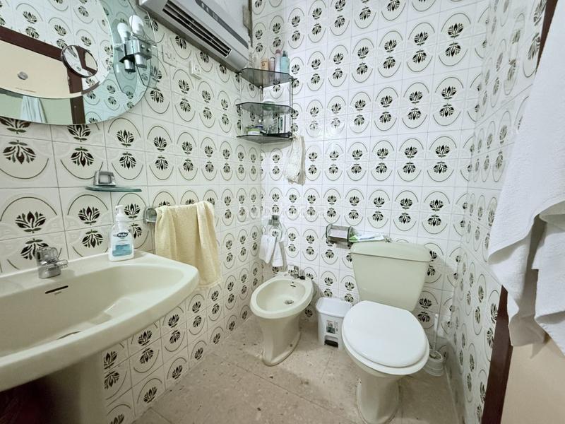 Foto e9b9f0c8-b19f-4a4a-ba30-3859fed151c9. Piso descubre esta impresionante vivienda de generosas dimensiones y techos altos que ofrecen una sensación de amplitud inigualable. en Córdoba
