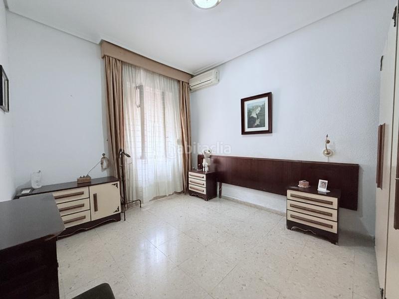 Foto ee57fc73-23c3-4643-a165-d6bf1f75ca39. Piso descubre esta impresionante vivienda de generosas dimensiones y techos altos que ofrecen una sensación de amplitud inigualable. en Córdoba