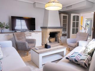 Chalet in El Brillante -El Naranjo - El Tablero. Chalet adosado con jardín en zona calasancio  todo exterior y li