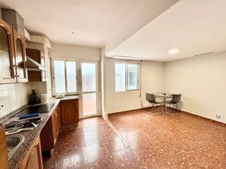 Flat in Ciudad Jardín - Zoco. Amplio piso reformado en ciudad jardín  junto a avenida del aero
