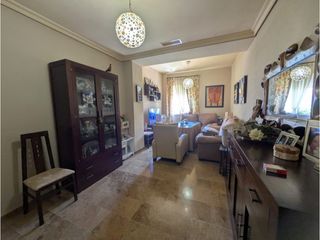 Rent Flat  Calle siete de mayo. Se aqluila piso semi nuevo 2 dormitorios amueblado con patio asc