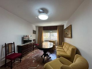 Lloguer Pis  Calle angel ganivet. Se alquila piso para estudiantes de 4 habitaciones en ubicación