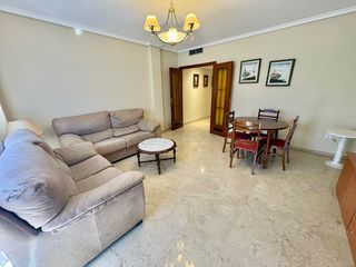 Miete Etagenwohnung in Ciudad Jardín - Zoco. Amplio y elegante piso para estudiantes de 4 dormitorios en aven
