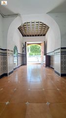 Casa a Medina Sidonia. Casa con negocio y garajes en venta en medina sidonia centro