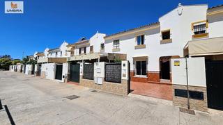 Casa adossada  Calle tomas moro. Bonito adosado, en pozoalbero, las zonas más demandadas de jerez