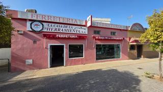 Local Comercial en Barrio zafer 1. Local comercial en paseo de las delicias  202m  jerez