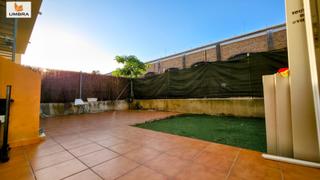 Appartement à Pedro miguel gonzalez quijano 7. Moderno piso en planta baja  2hab  1 hab. anexa  piscinas  patio