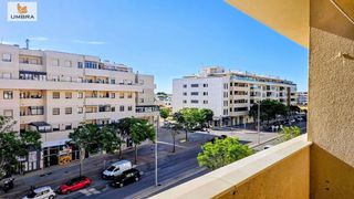 Pis  Rey juan carlos i. Luminosa vivienda en esquina con 2 garajes, trastero y excelente