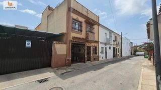 Casa  Leo. Casa independiente con garaje, terraza y azotea en la milagrosa,