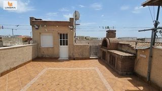 Casa  Leo. Casa independiente con garaje, terraza y azotea en la milagrosa,