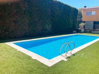 Reihenhaus  Carrer de l'abeurador. Casa esquinera en pals