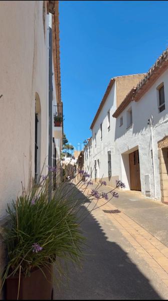 Foto a90df559-37f6-4c19-9746-45cbf6ae6808. Masia amb xemeneia aparcament a Begur Begur