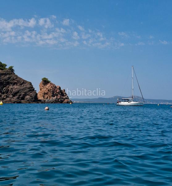 Foto ba3482c8-95b5-4c36-8b80-6d67bb8b7218. Masia amb xemeneia aparcament a Begur Begur