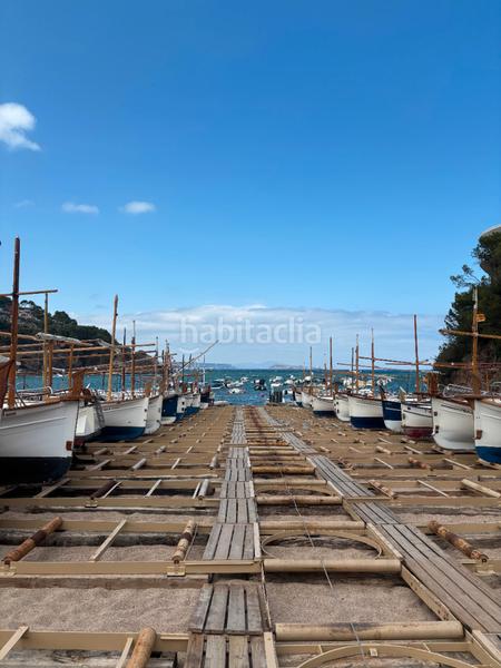 Foto c0080b18-4ad1-4b6e-bb74-63af0cc4e9df. Masia amb xemeneia aparcament a Begur Begur
