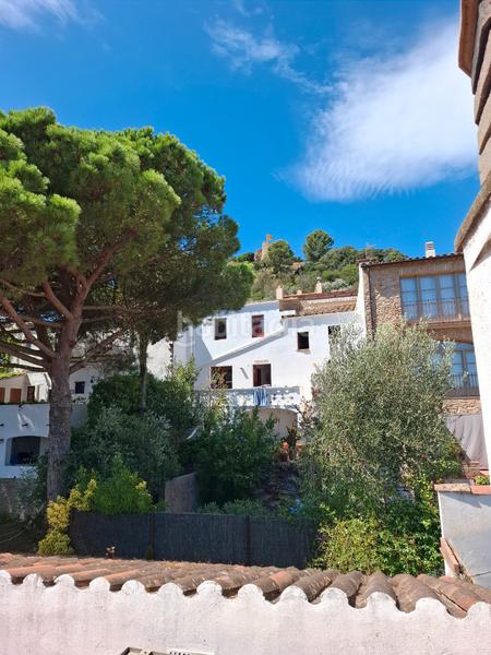 Foto d9418752-4a85-4940-b880-aae024fe6874. Masia amb xemeneia aparcament a Begur Begur