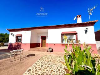 Maison à Almodóvar del Río. Cuevas bajas   parcela con casa de campo, pequeña piscina.