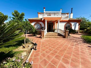 Casa in El Higuerón. Espectacular casa en el higuerón con piscina y jardín
