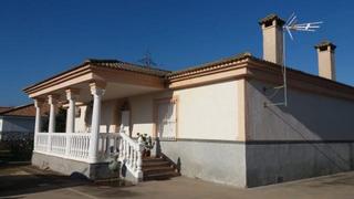 Casa a El Higuerón. Parcela con casa sde 150 m2, piscina y nave de 65m2.