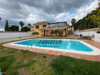 Maison à Almodóvar del Río. Zona injertal de las cuevas parcela con gran casa y piscina.