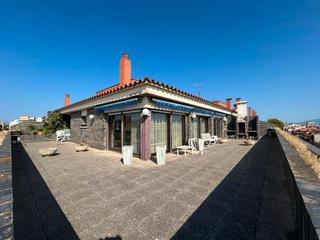 Àtic  Carrer pujades. Ático con gran terraza, vistas al mar y 4 habitaciones en figuer