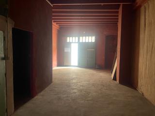 Lloguer Local Comercial  Calçada monjos. Garatge/local en lloguer al centre de la figueres