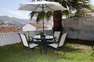 Rent Semi detached house  Calle lambda. Casa con chimenea, aire acondicinado, terraza-jardin y garaje.
