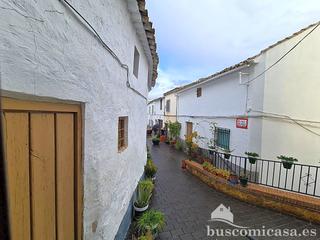 Casa  Del banco. Casa tradicional de pueblo con 5 dormitorios, muy bien conservad