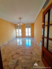 Pis  Canalejas. Amplia vivienda céntrica, con 4 habitaciones y 2 cuartos de baño