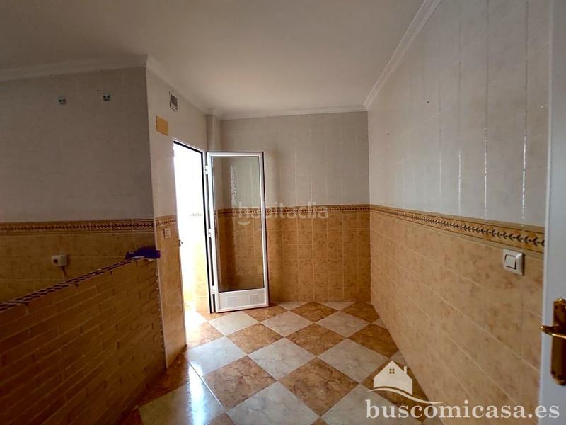 Foto b28092bb-2482-449c-9fcc-019806ec415d. Piso esta vivienda se encuentra en calle arroyo, , jaén, en un edificio construido en el año 1970, con ascensor y que tiene según en Bailén