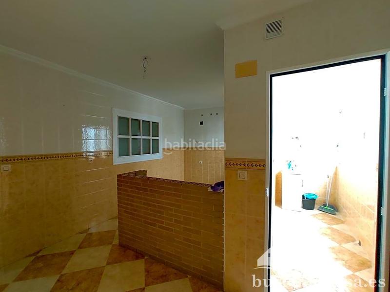 Foto ec5dd2b1-5647-403a-af27-0e45bf63dce6. Piso esta vivienda se encuentra en calle arroyo, , jaén, en un edificio construido en el año 1970, con ascensor y que tiene según en Bailén