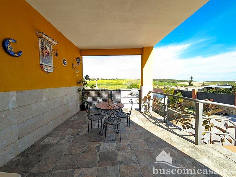Foto f982f838-c229-4470-ad03-e878cdc8d1d4. House with parking in Jabalquinto