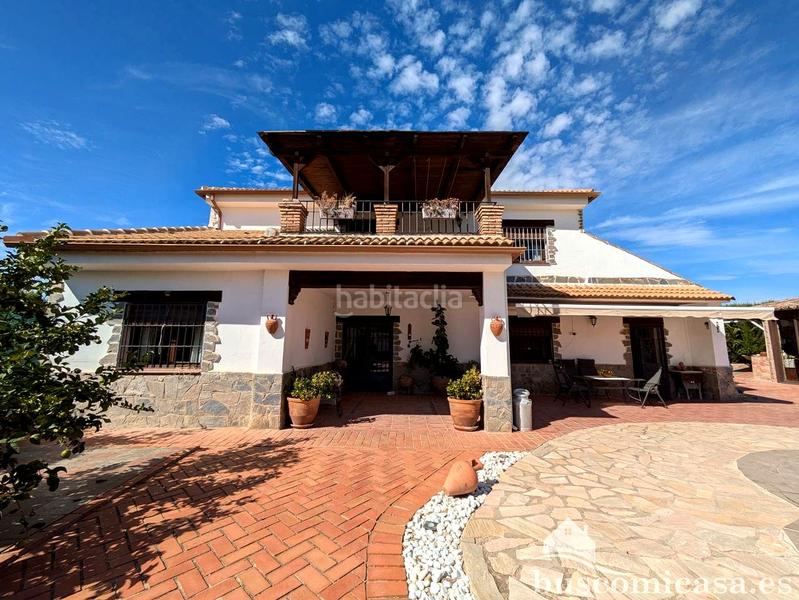 Foto c342e728-d80d-49af-bd26-b797d8a7ba1b. Masía fantástica casa en urbanización los almendros. en Linares